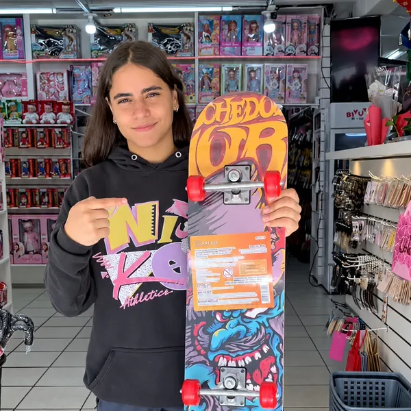 Cliente mostrando skate estampado dentro da Biruta Presentes
